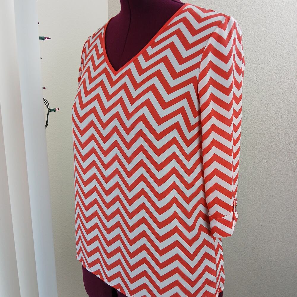 Kiara Chevron Blouse S coral orange white V-neck 3/4 length sleeves lightweight